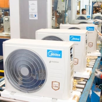 Novas diretrizes para ar-condicionado deixam janela de cinco anos para equipamentos menos eficientes. Na imagem: Fábrica de ar-condicionado da Midea (Foto: Divulgação)