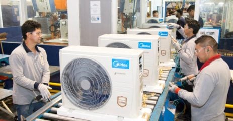 Novas diretrizes para ar-condicionado deixam janela de cinco anos para equipamentos menos eficientes. Na imagem: Fábrica de ar-condicionado da Midea (Foto: Divulgação)