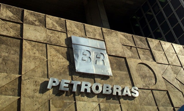 Conselho debate troca no comando da Petrobras; governo discute preços. Na imagem, fachada da sede da Petrobras no Rio de Janeiro