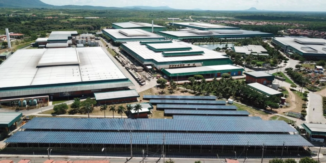 Grendene instalou usina solar com 3,5 mil painéis na unidade produtiva de Sobral (CE) para aumentar eficiência energética