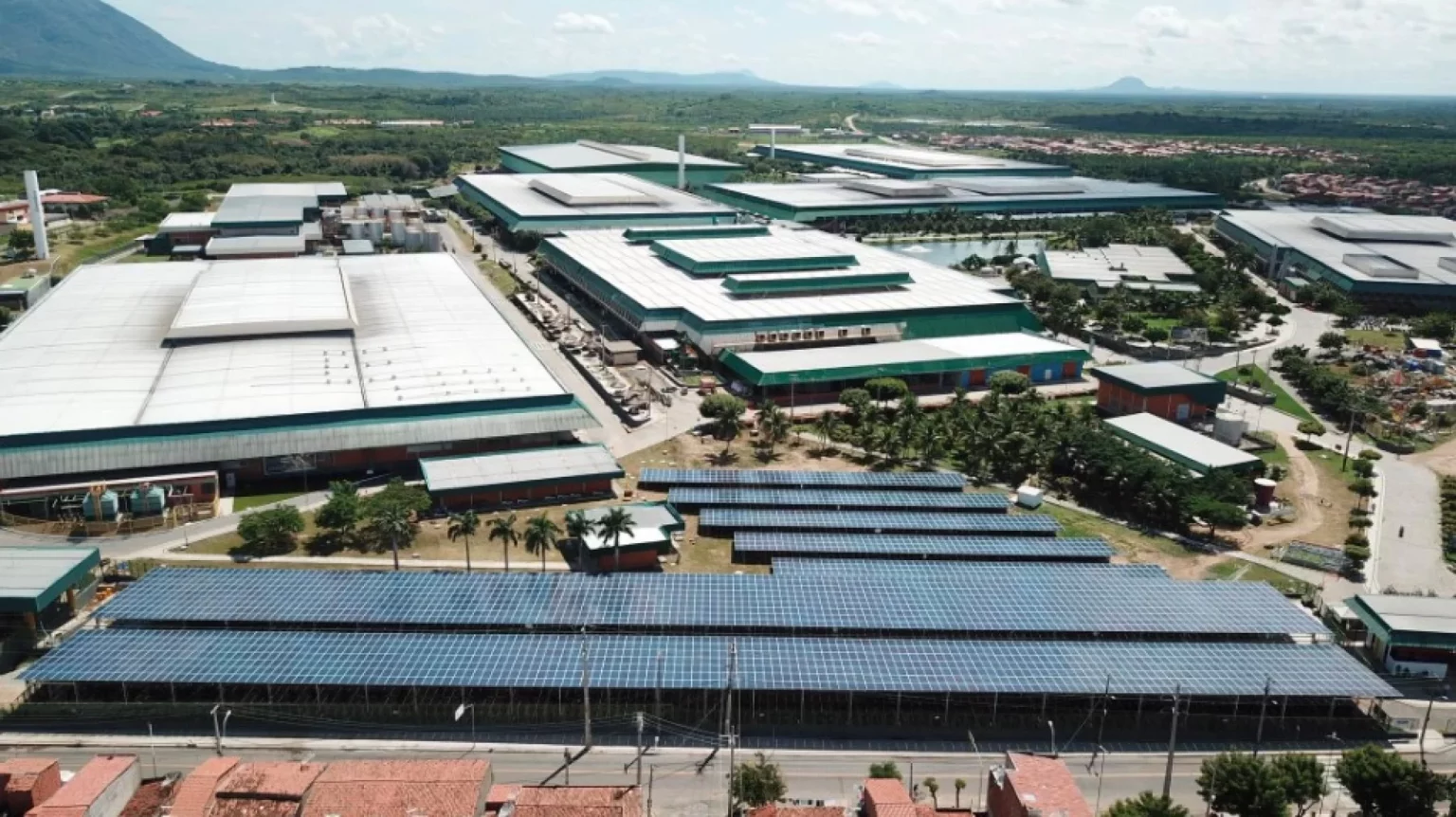 Grendene instalou usina solar com 3,5 mil painéis na unidade produtiva de Sobral (CE) para aumentar eficiência energética