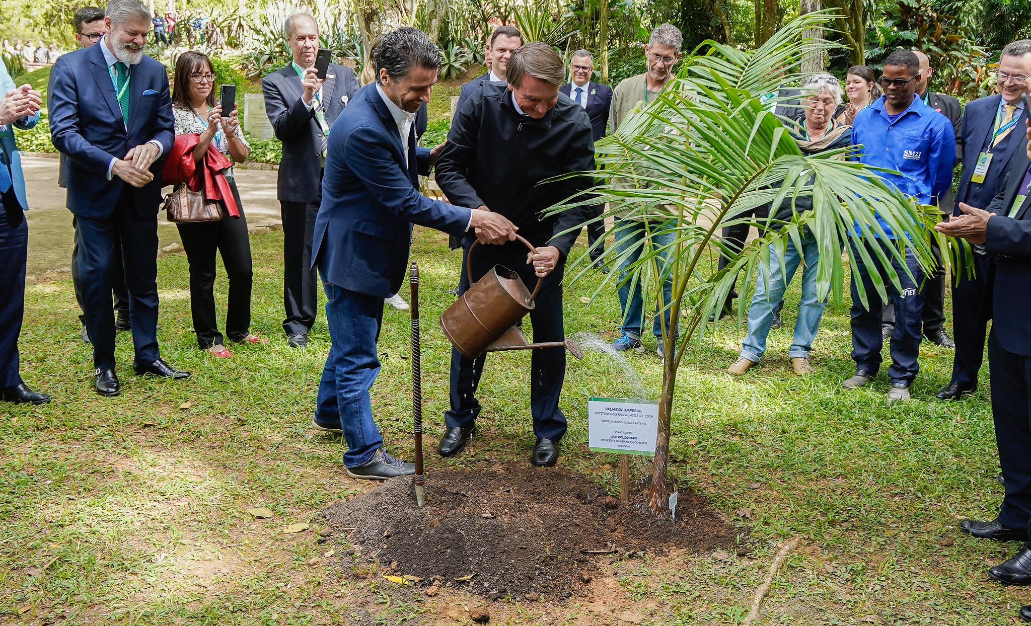 Decreto do mercado de carbono em conflito com Renovabio. Na imagem, Jair Bolsonaro e Joaquim Leite, ministro do Meio Ambiente, durante o congresso "Mercado global de carbono, descarbonização e investimentos verdes". Na foto, Bolsonaro e o ministro regam uma muda de Palmeira Imperial recém plantada