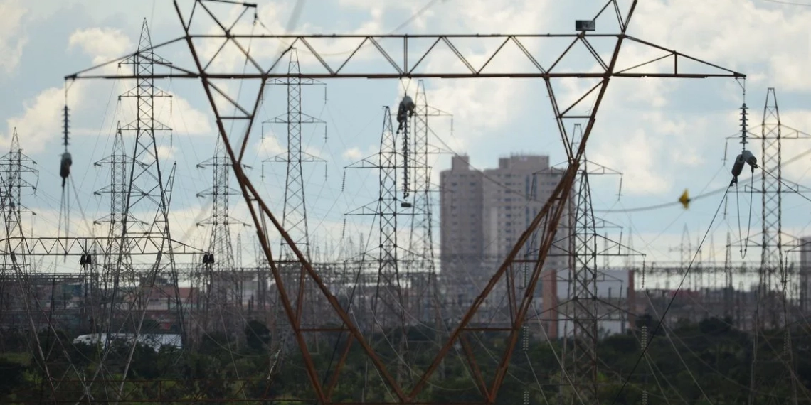 Governo quer antecipar dinheiro da venda da Eletrobras para segurar tarifa de energia em 2022. Na imagem: linhas de transmissão de energia em área urbana (Foto: Agência Brasil)