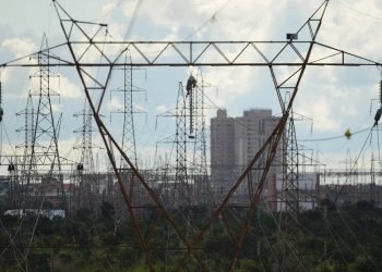 Governo quer antecipar dinheiro da venda da Eletrobras para segurar tarifa de energia em 2022. Na imagem: linhas de transmissão de energia em área urbana (Foto: Agência Brasil)