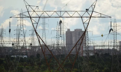 Governo quer antecipar dinheiro da venda da Eletrobras para segurar tarifa de energia em 2022. Na imagem: linhas de transmissão de energia em área urbana (Foto: Agência Brasil)