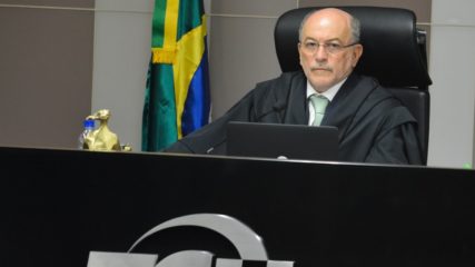 Governo crê em aval do TCU para privatizar Eletrobras em três semanas. Na imagem, ministro do TCU Aroldo Cedraz durante sessão no plenário da corte