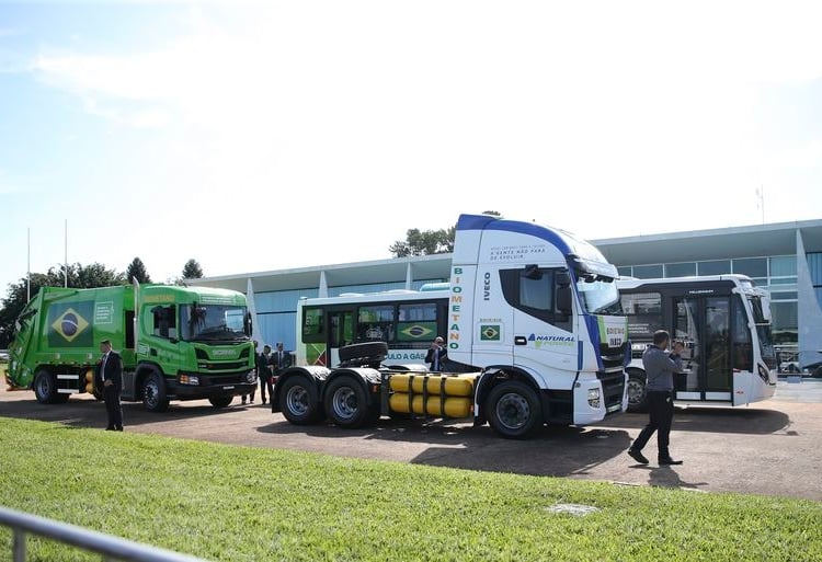 Economia tem mais de 40 propostas para biometano no Combustível do Futuro. Na imagem, ônibus e caminhões movidos a biometano, parte do programa Metano Zero