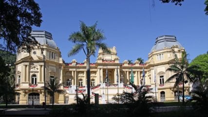 O que pensam os pré-candidatos do Rio sobre Petrobras e ICMS. Na imagem, Palácio Guanabara, sede do governo do Rio de Janeiro, no bairro de Laranjeiras (Foto: Halley Pacheco de Oliveira/Wikimedia Commons)