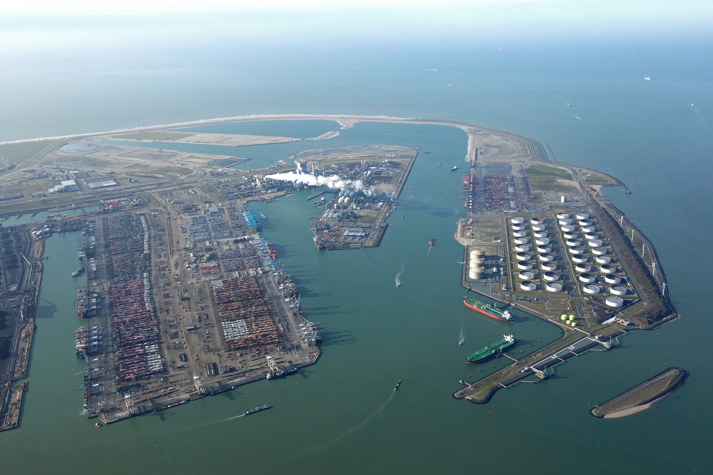 Vista aérea do Porto de Roterdã, que quer fornecer 4,6 mi de toneladas de hidrogênio para Europa