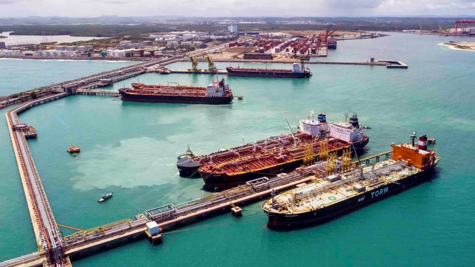 Francisco Martins, diretor do Porto de Suape (na foto) afirma que autonomia ajudará a desenvolver gás e hidrogênio verde. Na imagem: Vista aérea do Porto de Suape, em Pernambuco, com rede de dutos e embarcações atracadas (Foto: Rafael Medeiros/Divulgação)