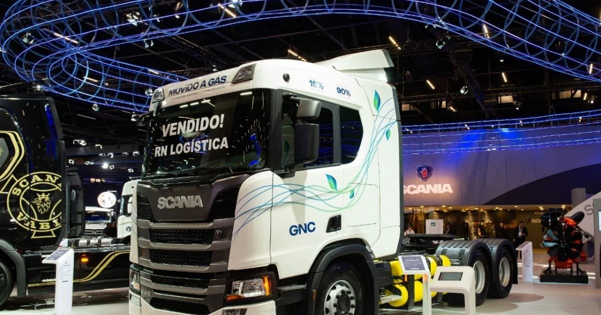 Fabricante sueca Scania, por exemplo, espera mais que quadruplicar as vendas de caminhões a gás natural ou biometano nos próximos anos. Na imagem, caminhão da Scania com motor movido a gás