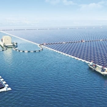 Capacidade global de energia solar deve chegar a 2,3 TW em 2025. Na imagem, usina solar sobre as águas em Huainan, na província de Anhui, na China, produz cerca de 40 MW de energia por ano, sendo a maior do mundo no modelo flutuante