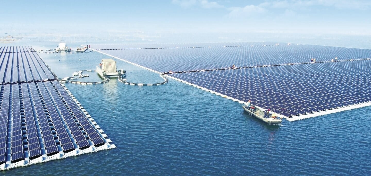 Capacidade global de energia solar deve chegar a 2,3 TW em 2025. Na imagem, usina solar sobre as águas em Huainan, na província de Anhui, na China, produz cerca de 40 MW de energia por ano, sendo a maior do mundo no modelo flutuante