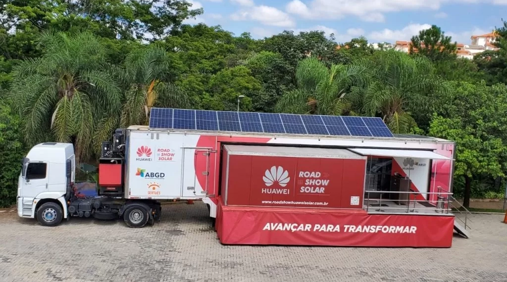 Na imagem, unidade móvel da Huawei em parceria com a ABGD ensina a instalar energia solar