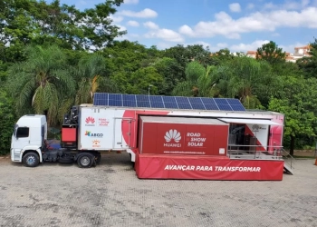 Na imagem, unidade móvel da Huawei em parceria com a ABGD ensina a instalar energia solar