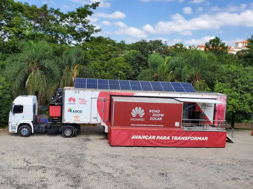 Na imagem, unidade móvel da Huawei em parceria com a ABGD ensina a instalar energia solar