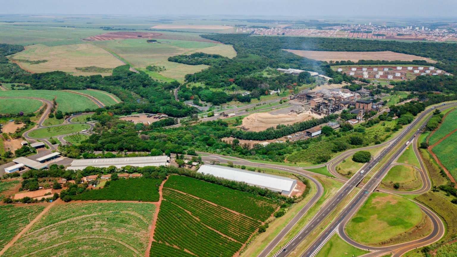 BNDES dobra crédito do RenovaBio para R$ 2 bi. Na imagem: Vista aérea da usina de etanol Unidade Barra Grande (SP), do Grupo Zilor (Foto: Divulgação Copersucar)