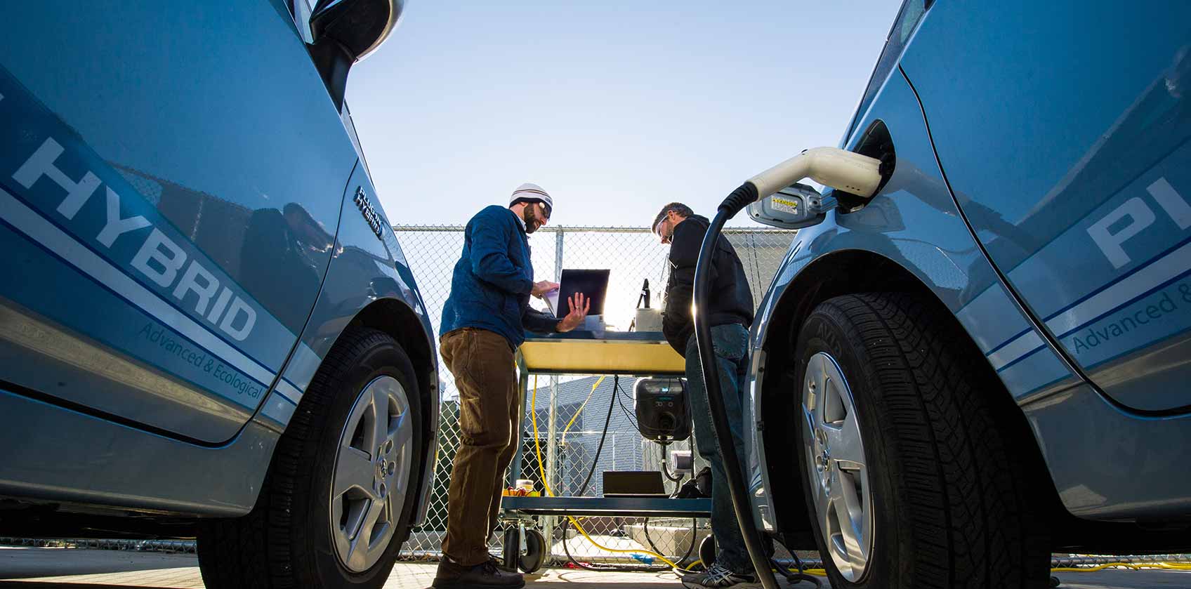 EUA se lançam na corrida por baterias para veículos elétricos. Na imagem, veículo híbrido sendo recarregado