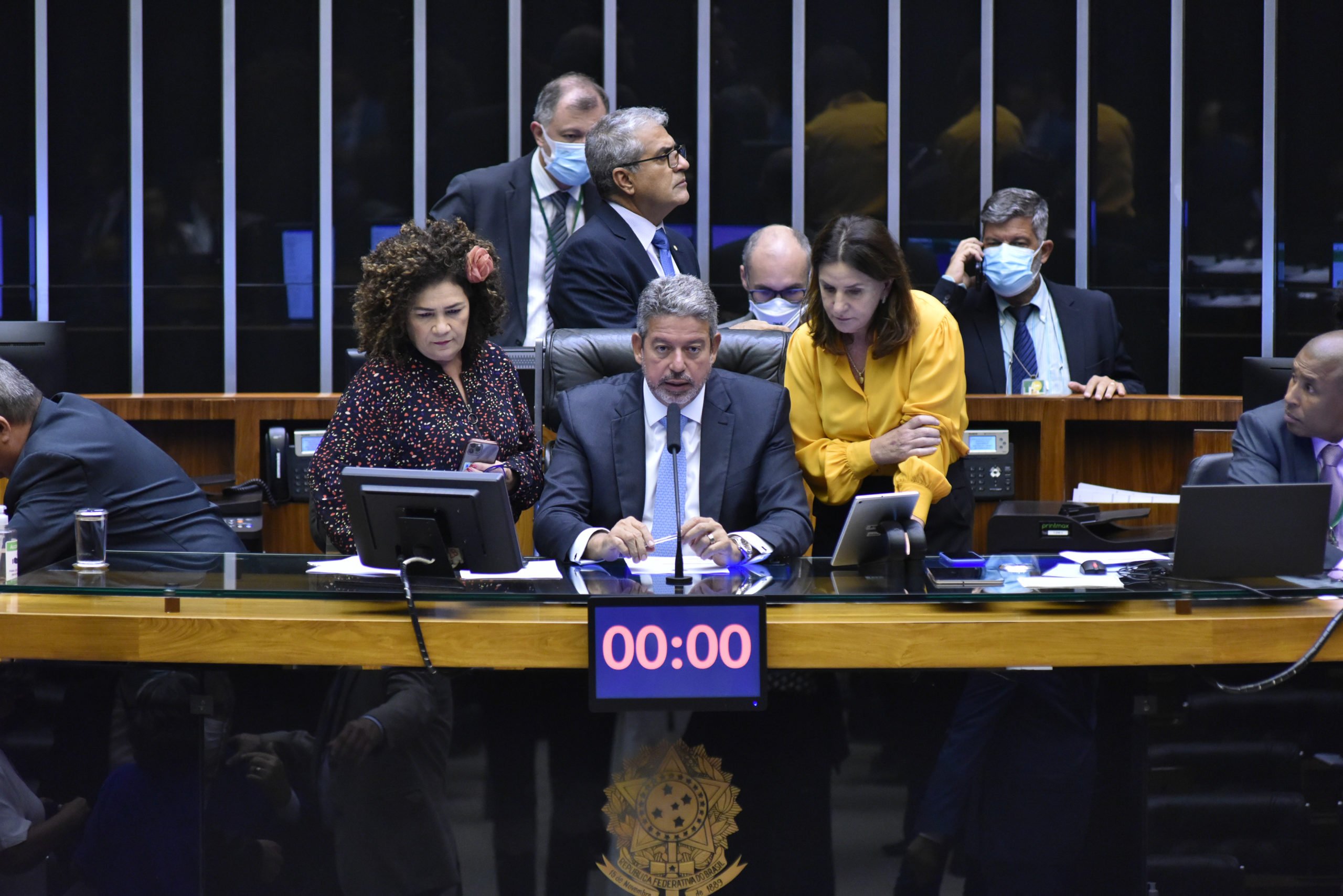 "Auxílio-combustível já!" Parlamentares pressionam por solução para inflação dos combustíveis. Na imagem, Arthur Lira (PP/AL), atual presidente da Câmara