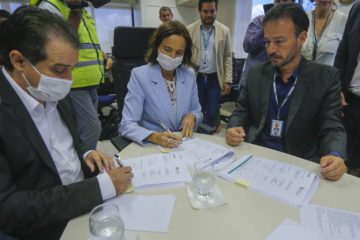 Fortescue assina pré-contrato para investir no hub de hidrogênio do Ceará. Na imagem, assinatura de pré-contrato entre a Fortescue e a governadora do CE, Izolda Cela [no centro]. (Foto: Governo do Ceará)