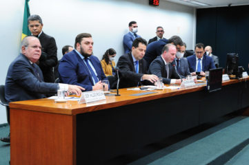 MME estima desconto de 7 centavos com reajuste do diesel. Na imagem, ministro Adolfo Sachsida [ao centro] participa de audiência na Câmara sobre preços da Petrobras e subsídios (Foto: Billy Boss/Câmara dos Deputados)