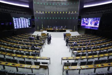 Pacote de desoneração avança e governo tenta segurar reajuste da Petrobras. Na imagem: Discussão e votação de propostas no plenário da Câmara (Foto: Michel Jesus/Câmara dos Deputados)