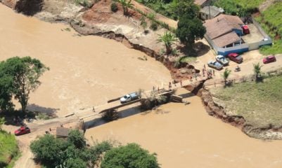 Mais de 25% das mortes por chuvas no Brasil, em um período de nove anos, aconteceram em 2022. Na imagem, sobrevôo em áreas atingidas por enchentes em Porto Seguro, na Bahia, em dezembro de 2021 (Foto: Isac Nóbrega/PR)