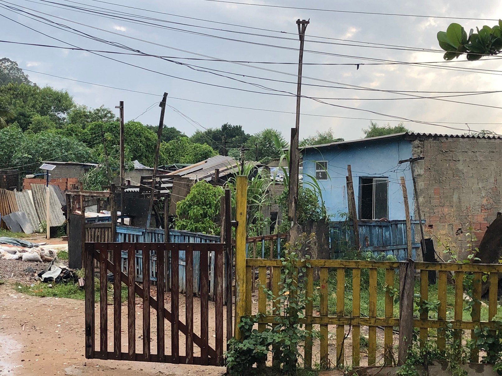 Eficiência energética precisa atingir população de baixa renda no Brasil, dizem especialistas. Na imagem, comunidade de Quatro Rodas, a pouco mais de 13 km da capital do Rio de Janeiro, no bairro de Jardim Gramacho, em Duque de Caxias, não tem sequer fiação para receber fornecimento de energia (Foto: Igor Soares/Projeto Colabora)