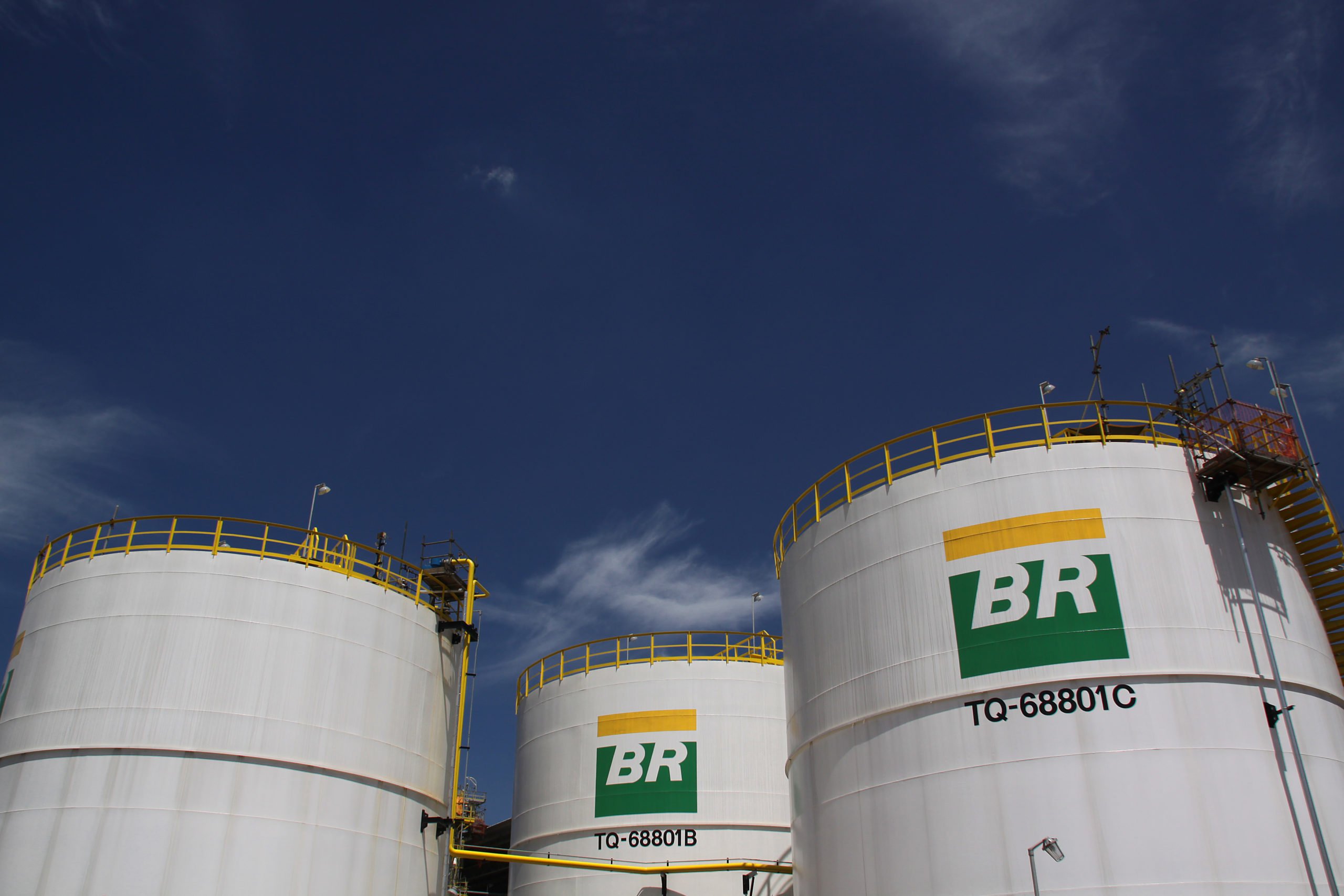 Aumento da mistura de biodiesel e dos estoques de diesel em discussão. Na imagem: Tanques da Refinaria Henrique Lage (Revap). Tanques brancos com a logo da Petrobras em verde e amarelo, escrito "BR" (Foto: Geraldo Falcão/Agência Petrobras)