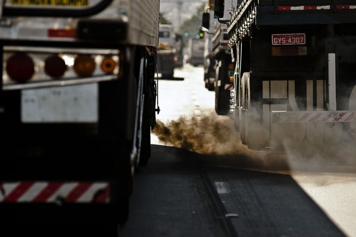 Energia é principal fonte de emissão de capitais brasileiras. Na imagem: Fumaça escura, de emissões poluentes, saindo dos escapamentos de dois caminhões (Foto: Marcelo Camargo/Agência Brasil)