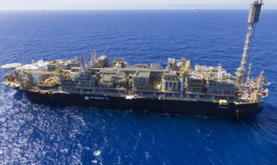 Quanto tempo leva para que esforços em exploração e produção de petróleo se materializem em combustíveis e custos bilionários dessa empreitada. Na imagem, FPSO P-74 no campo de Búzios, no pré-sal da Bacia de Santos (Foto: Andre Ribeiro/Agência Petrobras)