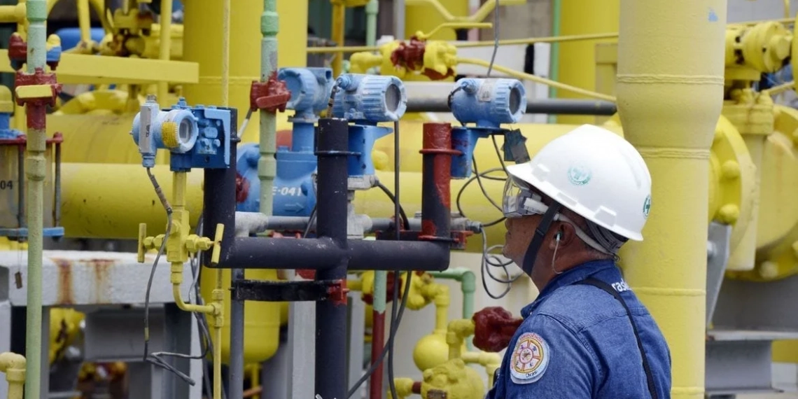 Petrobras e Braskem vão estudar criação de hub de armazenamento e uso de carbono (CCUS). Na imagem: Trabalhador, com equipamentos de proteção, realiza inspeção em rede de dutos e registros, nas cores amarela e azul, na fábrica de produtos químicos da Braskem em Maceió/AL (Foto: José Paulo Lacerda/Divulgação)