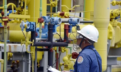 Petrobras e Braskem vão estudar criação de hub de armazenamento e uso de carbono (CCUS). Na imagem: Trabalhador, com equipamentos de proteção, realiza inspeção em rede de dutos e registros, nas cores amarela e azul, na fábrica de produtos químicos da Braskem em Maceió/AL (Foto: José Paulo Lacerda/Divulgação)