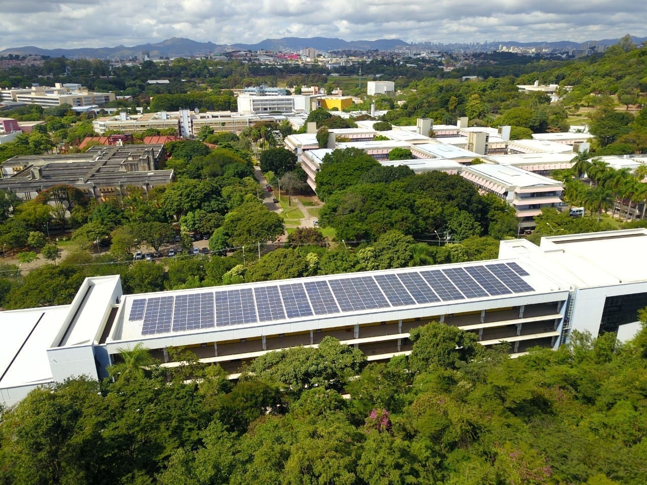 Geração solar pode reduzir em 60% acionamento da bandeira vermelha até 2031, diz associação. Na imagem: Foto aérea de placas fotovoltaicas sobre telhado na Usina Fotovoltaica em prédios do CAD, no campus da UFMG (Foto: Divulgação Onergy Solar)