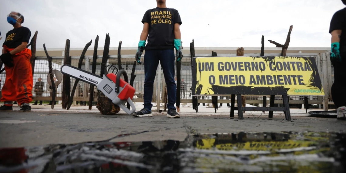 Presidenciáveis falam pouco sobre clima no Twitter e Instagram, mostra pesquisa. Na imagem, militantes da ONG ambiental Greenpeace protestam pelo combate ao óleo vazado no Nordeste (em 2019) em frente ao Palácio do Planalto, em Brasília (Foto Adriano Machado/Greenpeace)