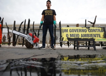 Presidenciáveis falam pouco sobre clima no Twitter e Instagram, mostra pesquisa. Na imagem, militantes da ONG ambiental Greenpeace protestam pelo combate ao óleo vazado no Nordeste (em 2019) em frente ao Palácio do Planalto, em Brasília (Foto Adriano Machado/Greenpeace)