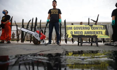 Presidenciáveis falam pouco sobre clima no Twitter e Instagram, mostra pesquisa. Na imagem, militantes da ONG ambiental Greenpeace protestam pelo combate ao óleo vazado no Nordeste (em 2019) em frente ao Palácio do Planalto, em Brasília (Foto Adriano Machado/Greenpeace)