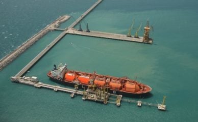 Empresas travam corrida por novo terminal de GNL do Pecém, no Ceará. Na imagem: Embarcação para transporte de GNL em terminal de regaseificação do Pecém (Foto: Divulgação/Petrobras)