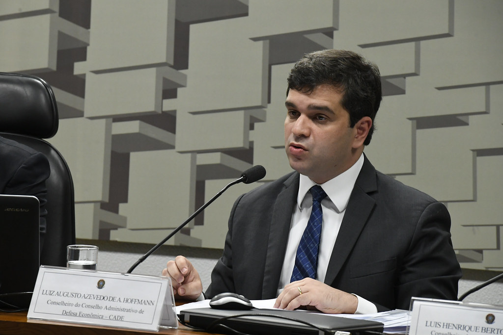 Cade aprova compra do controle da Gaspetro pela Compass. Na imagem, relator da venda da Gaspetro no Cade, Luiz Hoffman, descartou danos ao mercado apresentado por outros agentes do setor de gás natural (Foto: Edilson Rodrigues/Agência Senado)