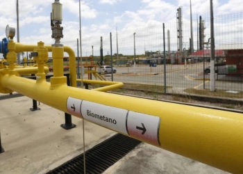 Regulamentação de biogás e biometano em Segipe em debate. Na imagem: Dutos metálicos amarelos com a inscrição "biometano" em usina de biometano GNR Fortaleza, da Ecometano e Marquise (Foto: Divulgação)