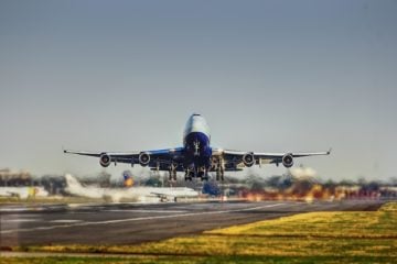 Roteiro para SAF nos aeroportos, PEC dos biocombustíveis e fim de carros a combustão na UE. Na imagem: Avião decolando sob céu levemente nublado (Foto: Bilal EL-Daou/Pixabay)