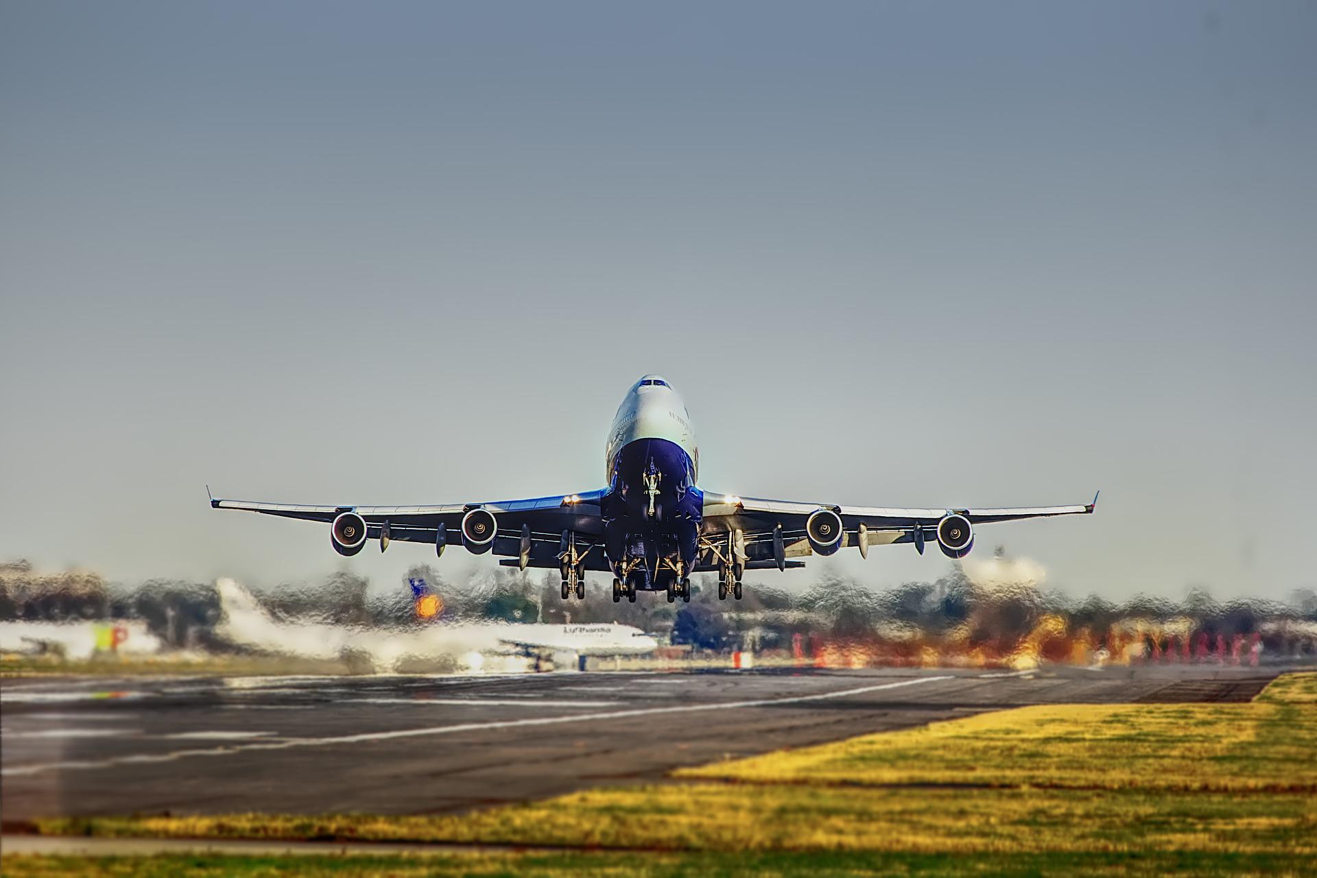 Roteiro para SAF nos aeroportos, PEC dos biocombustíveis e fim de carros a combustão na UE. Na imagem: Avião decolando sob céu levemente nublado (Foto: Bilal EL-Daou/Pixabay)