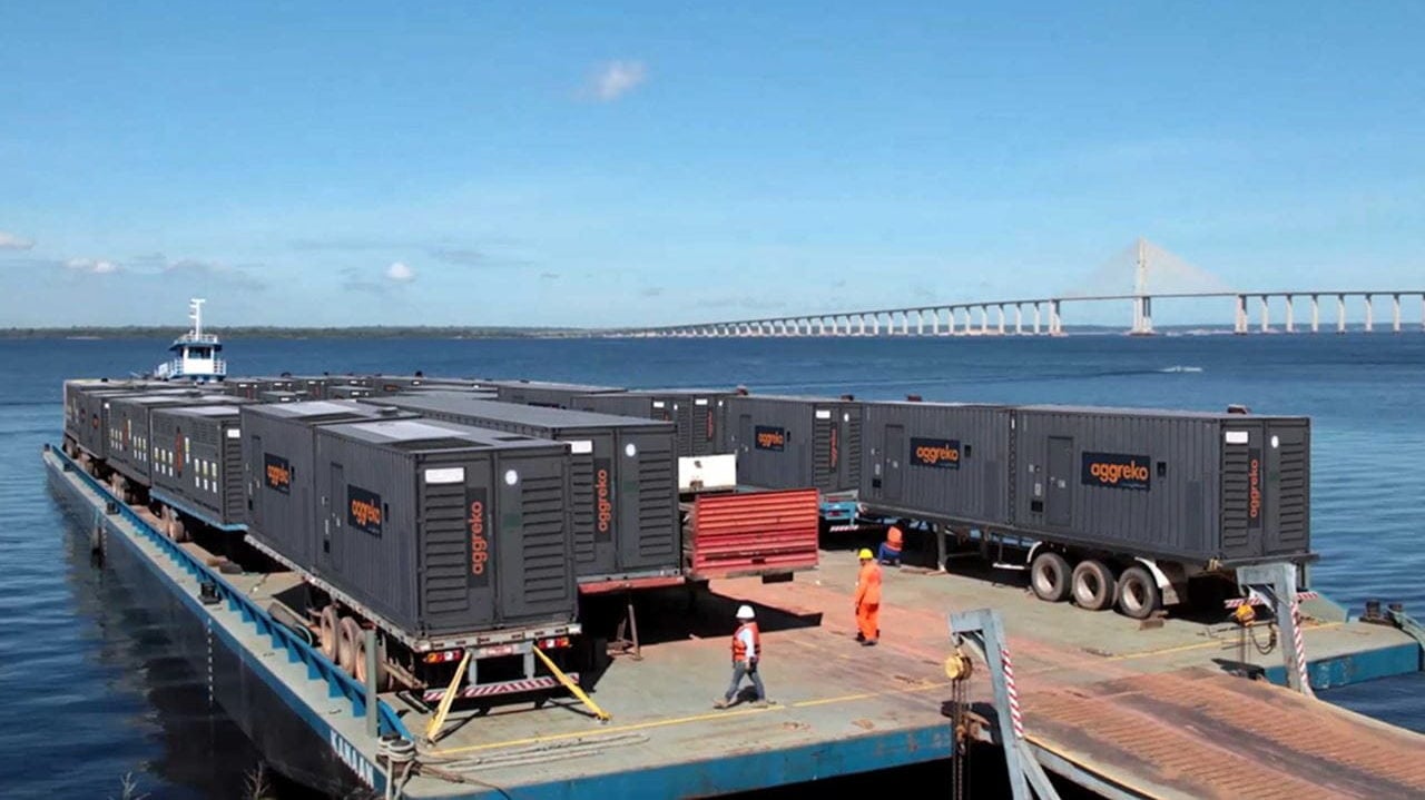 Desigualdade na distribuição de energia elétrica impacta conta de luz da população brasileira. Na imagem: Geradores com motores a diesel em balsas ao longo do Rio Amazonas para fornecer energia à comunidades que não estão conectadas à rede (Foto Divulgação Aggreko)