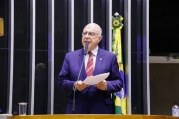 Câmara livra Petrobras de interferência em preços. Na imagem: Relator do PL da transparência dos preços dos combustíveis, deputado federal Arnaldo Jardim, no Plenário da Câmara. Homem de meia idade, careca, de terno e gravata, discursa em pé diante de microfone e tem em mãos folhas de papel (Foto: Marina Ramos/Câmara dos Deputados)