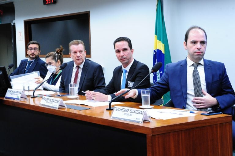 Comissão sinaliza barreiras à conexão de geração distribuída. Na imagem, audiência pública na Comissão de Defesa do Consumidor (Foto: Agência Câmara de Notícias)