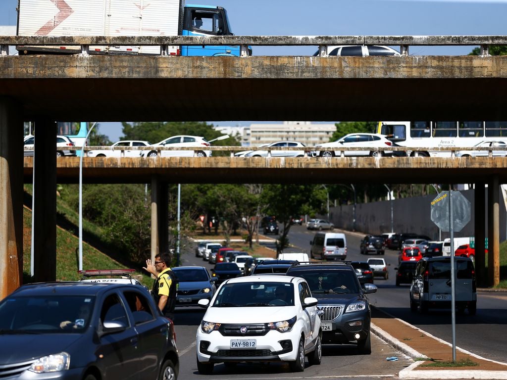 Energia é principal fonte de emissões de capitais brasileiras. Na imagem, trânsito em Brasília, terceira cidade com maior taxa por habitante de emissões derivadas do transporte individual (Foto: Marcelo Camargo/Agência Brasil)