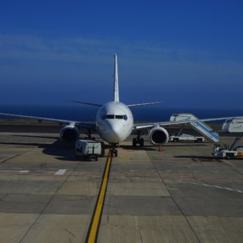 ACI lança roteiro para inserir aeroportos na rota dos combustíveis sustentáveis -- SAF. Na imagem: Avião em pista de aeroporto com céu azul ao fundo (Foto: Hans Braxmeier/Pixabay)