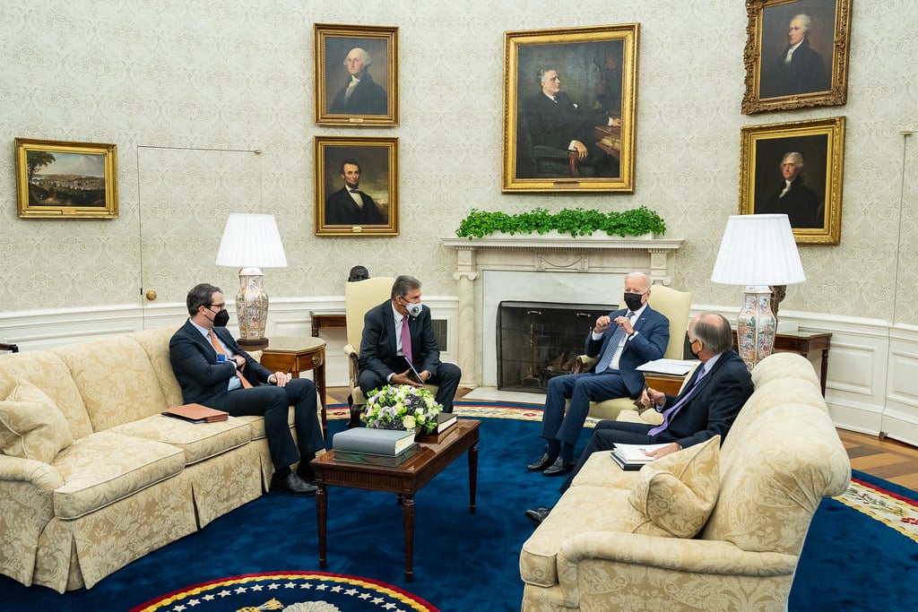 Inflation Reduction Act: Projeto de lei destina US$ 369 bi para transição e segurança energética. Na imagem, encontro de Joe Biden com o senador democrata Joe Manchin, um dos autores do Inflation Reduction Act (Foto: Adam Schultz/Official White House)