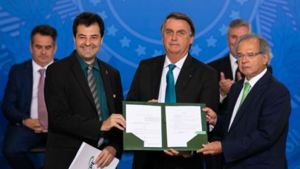 Bolsonaro flexibiliza prazos do RenovaBio por decreto. Na imagem, ministro de Minas e Energia, Adolfo Sachsida (esquerda), ao lado de Jair Bolsonaro e Paulo Guedes (Foto: Washington Costa/ME)