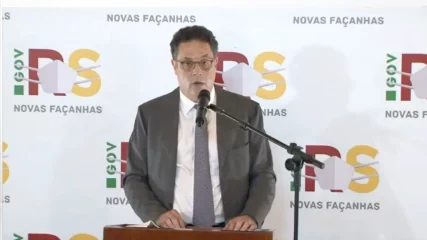 Sulgás abre chamada pública em busca de novos fornecedores de gás. Na imagem, presidente da Sulgás, Carlos Camargo Colón, durante a cerimônia de transferência do controle da empresa para a Compass, do Grupo Cosan (Foto: Reprodução)